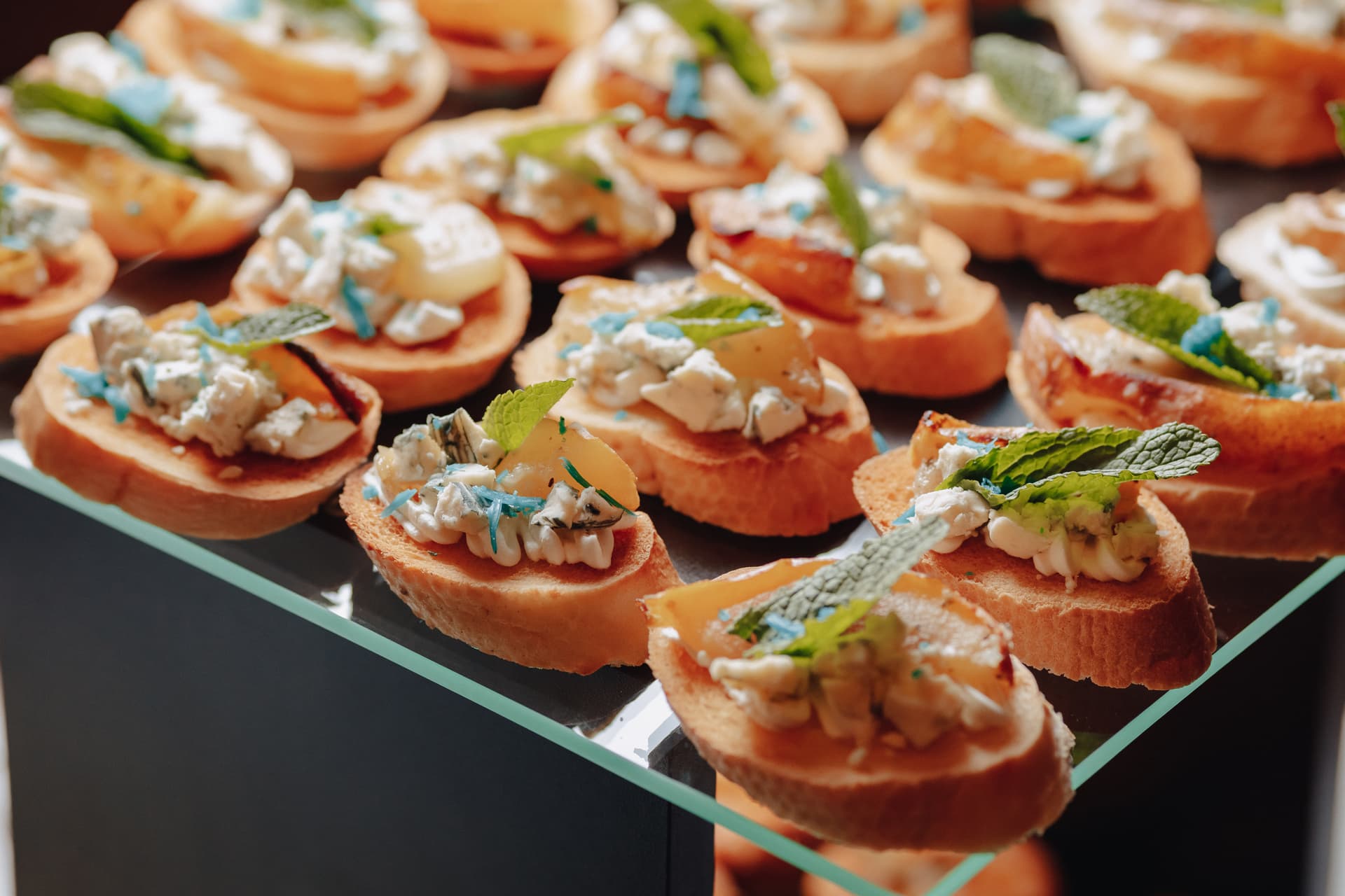 Buffet festivo com canapés e refeições especiais